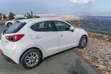 CYPRUS, SAVROVUNI MONASTERY - MAYIS 12 / 2018: turistler dağların zirvesine park ettiler.