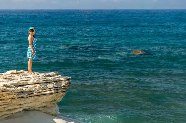 Chica Despide Los Barcos Que Salen Del Horizonte — Foto de Stock