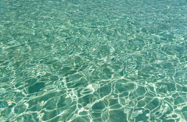 Die Oberfläche Von Meerwasser Unter Den Strahlen Der Heißen Sonne — Stockfoto