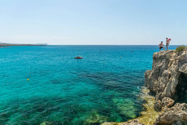 Cyprus Nissi Beach May 2018 Туристи Весело Стрибають Скелі Блакитне — стокове фото