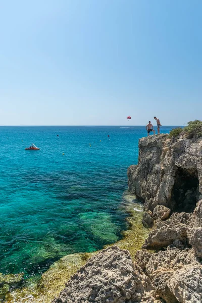 Cyprus Nissi Beach May 2018 Туристи Весело Стрибають Скелі Блакитне — стокове фото