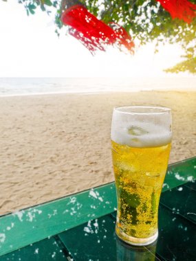 Bir bardak bira restoranda bir masada