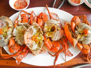 Buharda pişmiş yengeç ve Yengeç'in spawn