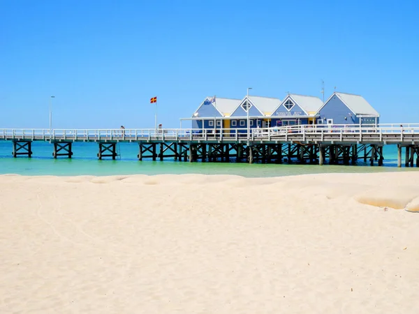 Busselton Jetty em um dia ensolarado com turistas — Fotografia de Stock