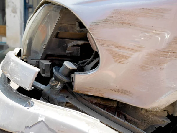 Zijlicht en voorbumper gebroken van auto-ongeluk — Stockfoto