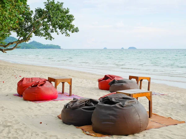 Мешки и столы для бобов на пляже — стоковое фото