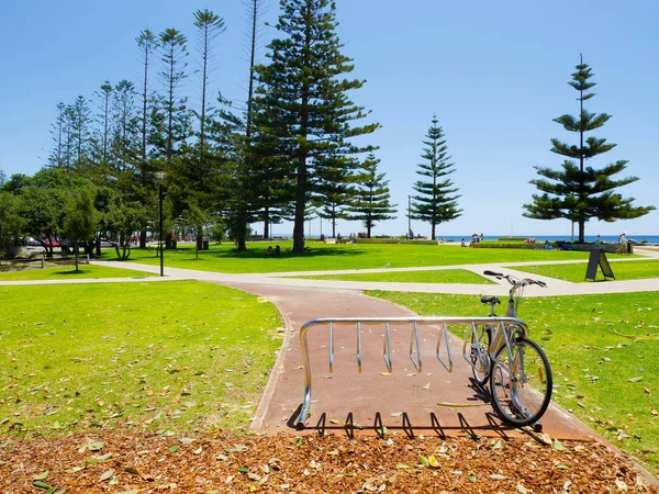 Bicicleta estacionada no rack — Fotografia de Stock