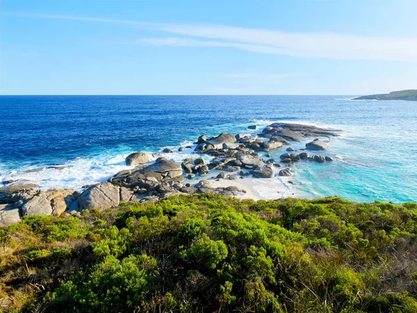 Vista de la ola estrellándose contra rocas —  Fotos de Stock