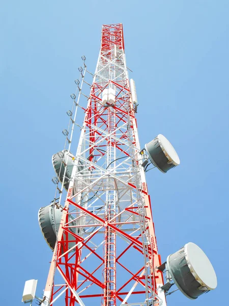 Telekomunikační věž na jasně modré obloze — Stock fotografie