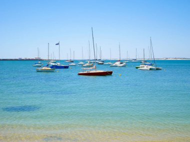 Şamandıralar üzerinde Yatlar demirli