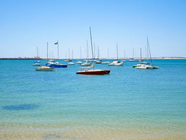 Şamandıralar üzerinde Yatlar demirli