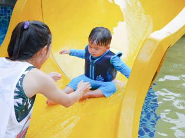 Sürgülü erkek bebek