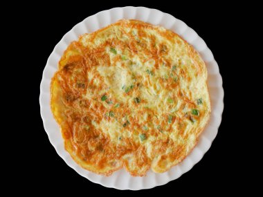 Omlet beyaz plaka üzerinde
