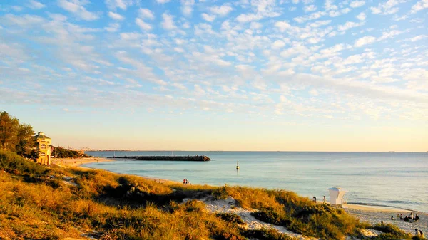 Praia de Cottesloe bonita e paisagem nublada ao pôr do sol — Fotografia de Stock