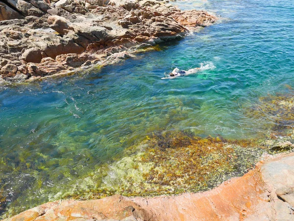 Woman swimming in crystal clear water — Stock Photo, Image