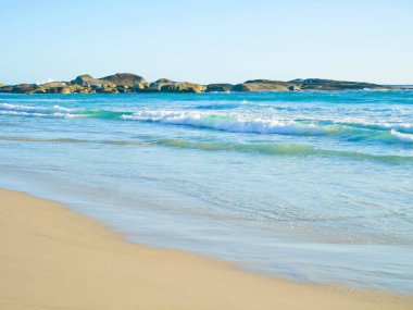 Gün batımında sahilde karşı çökmesini dalga