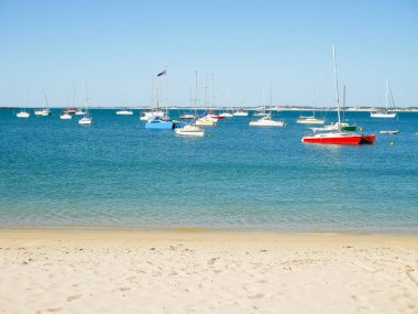 Şamandıralar üzerinde Yatlar demirli