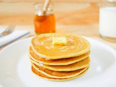 tereyağı ve ballı krep yığını