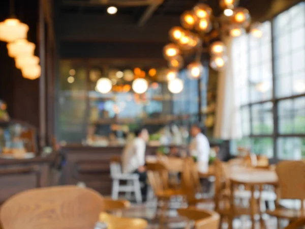 Kafede bulanık insanlar ve bokeh ışık 