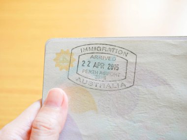 Avustralya Göçmenlik damga Passport'a tutan el 