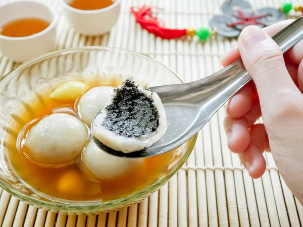 Сладкие глютеновые рисовые шарики с черными семенами кунжута — стоковое фото