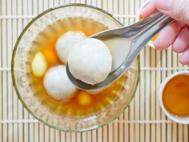 Siyah susam ile dolu tatlı yapışkan pirinç topları