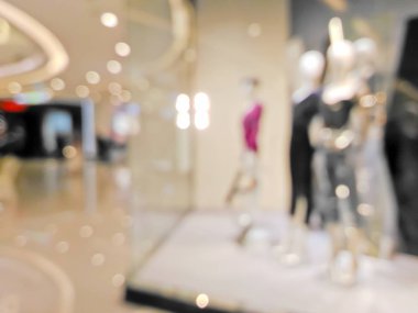 Bir giyim mağazası bulanık mankenler 