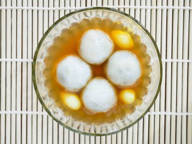 Siyah susam ile dolu tatlı yapışkan pirinç topları 