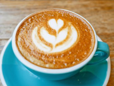 Bir fincan kahve latte sanat buharda pişmiş süt ile 