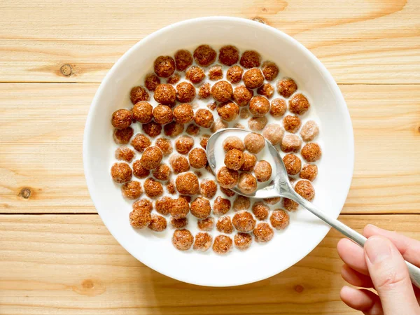 Cucchiaio con palline di cereali al cioccolato — Foto Stock