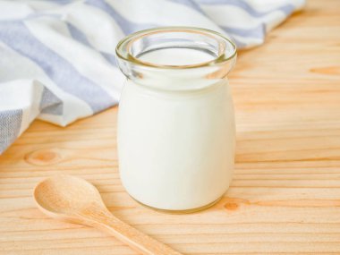 Sade yoğurt bir kavanoz