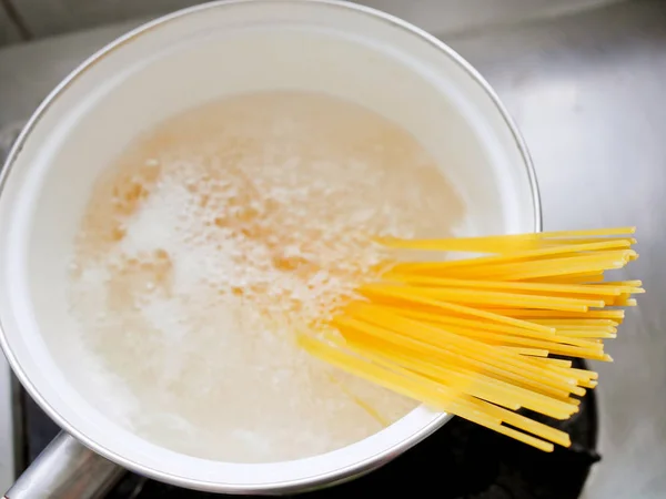 Getrocknete Capellini-Spaghetti in kochendem Wasser — Stockfoto