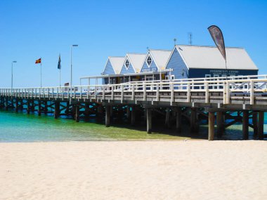 Busselton Jetty güneşli bir turist interpr önünde