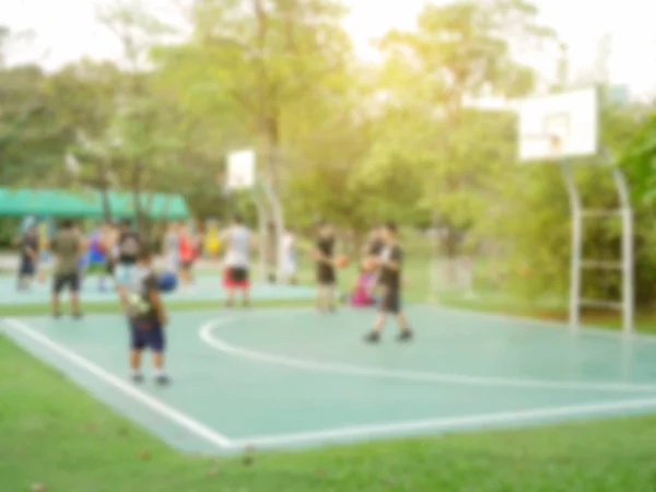 Pessoas desfocadas jogando basquete — Fotografia de Stock