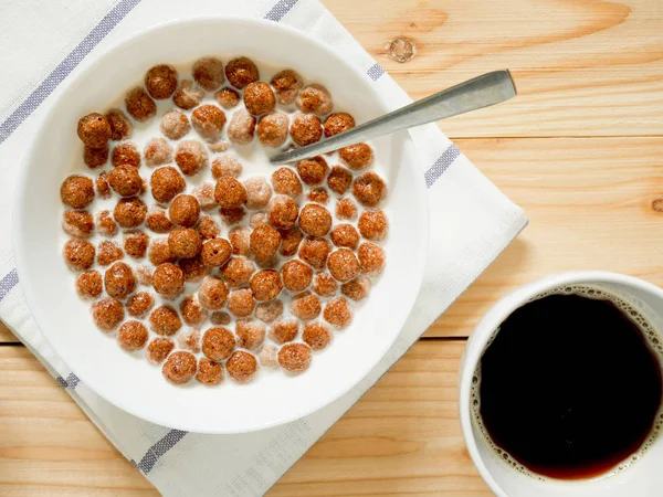 Palle di cereali al cioccolato con latte — Foto Stock