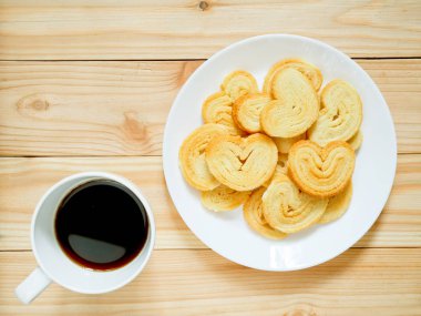 Kalp şeklinde ahşap masa arka plan üzerinde kahve ile tanımlama