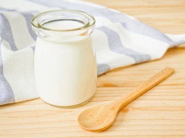 Sade yoğurt bir kavanoz 