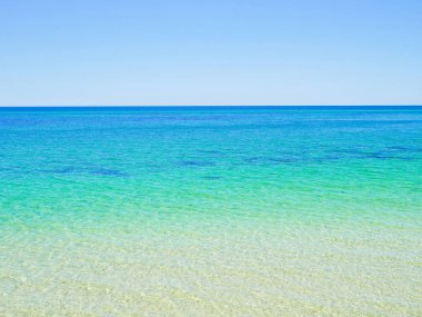 Berrak mavi okyanus su 