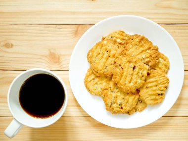 Yulaf ezmeli kurabiye ile kuru üzüm ve kaju fıstığı 