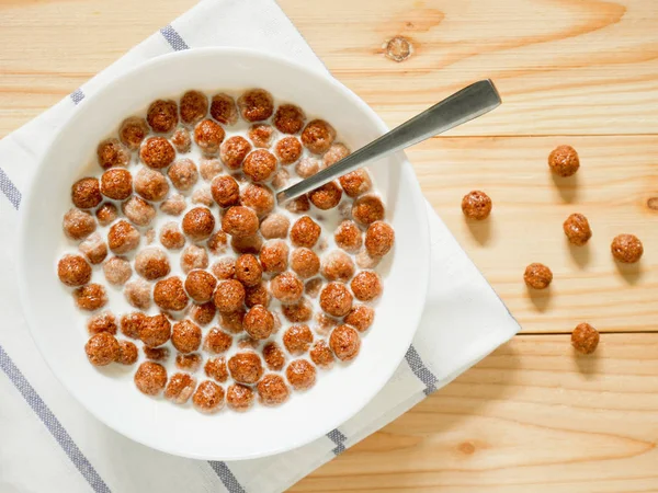 Palle di cereali al cioccolato con latte — Foto Stock