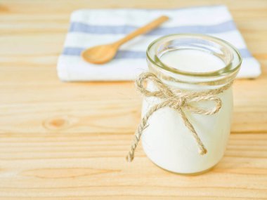 Sade yoğurt bir kavanoz 