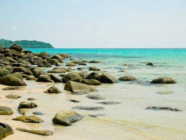 güneşli bir kristal berraklığında su