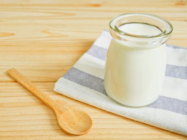 Sade yoğurt bir kavanoz 