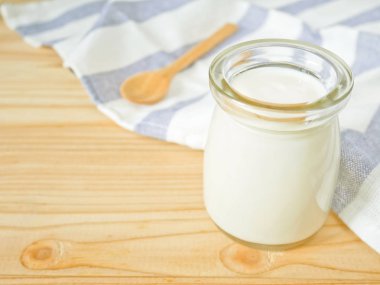 Sade yoğurt bir kavanoz 