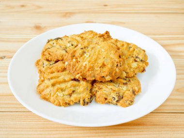 Yulaf ezmeli kurabiye ile kuru üzüm ve kaju fıstığı 