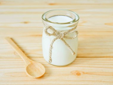 Sade yoğurt bir kavanoz 