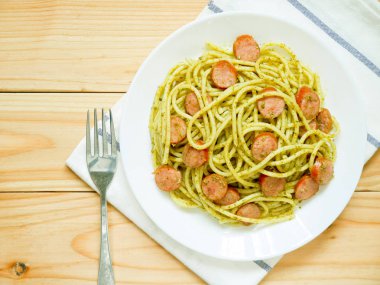 Sosis ile pesto makarna 