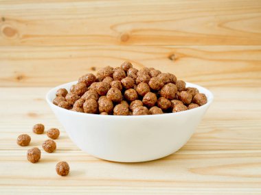 Çikolatalı Mısır gevreği topları bir kase 