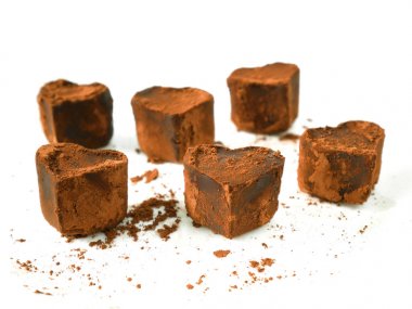 Ev yapımı kalp şeklinde çikolata truffles kakao tozu ile