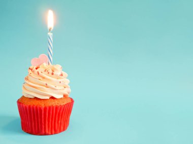 Doğum günü kek buttercream frosting ile 